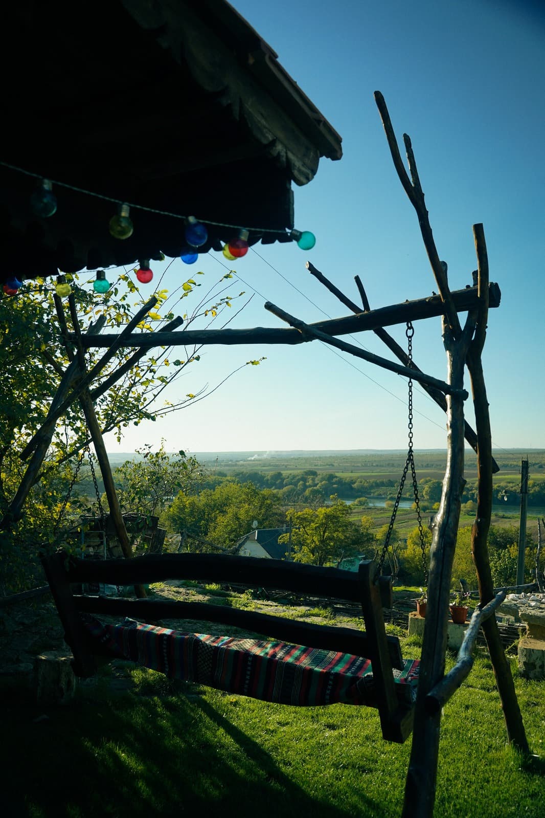 Leagăn la umbră, cu vedere spre câmpie și râu